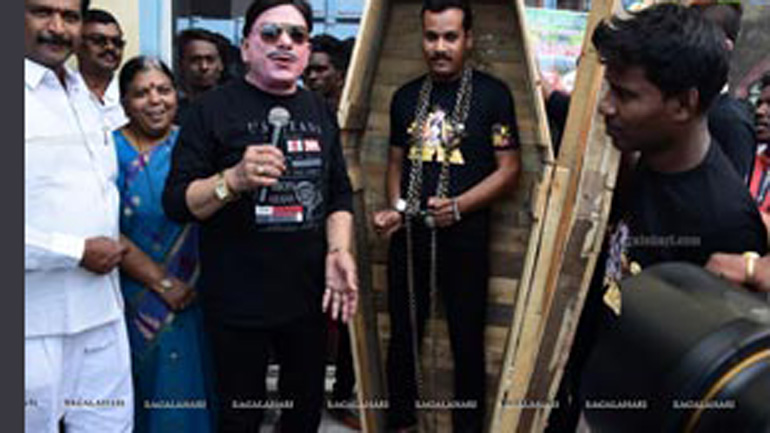 Ινδός Χουντίνι βούτηξε αλυσοδεμένος στον Γάγγη και… ακόμα τον ψάχνουν Ινδός Χουντίνι βούτηξε αλυσοδεμένος στον Γάγγη και… ακόμα τον ψάχνουν